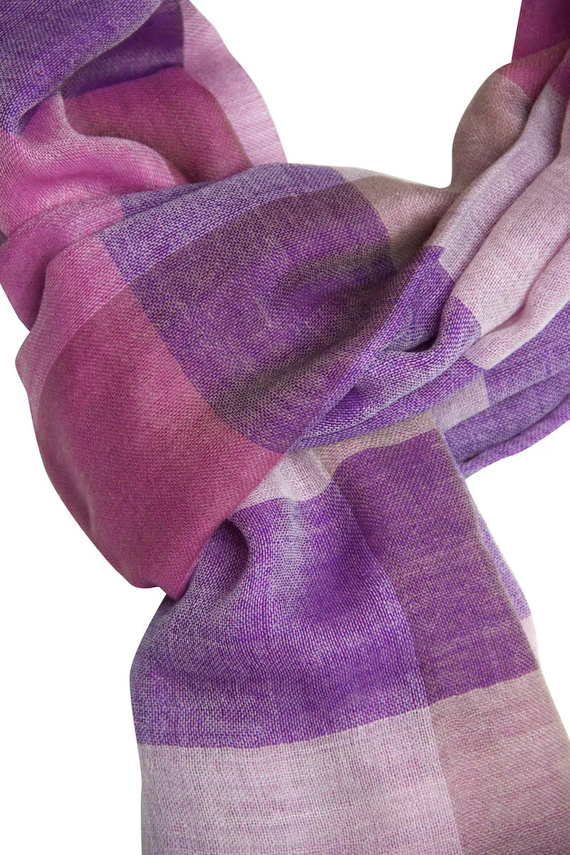 Exclusive 100% cashmere scarf in subtle pink plaid