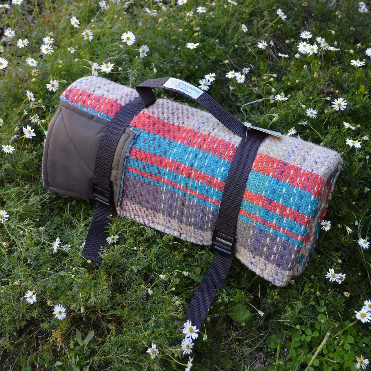 Roll-up Picnic Blanket with Handle in 100% Recycled Wool